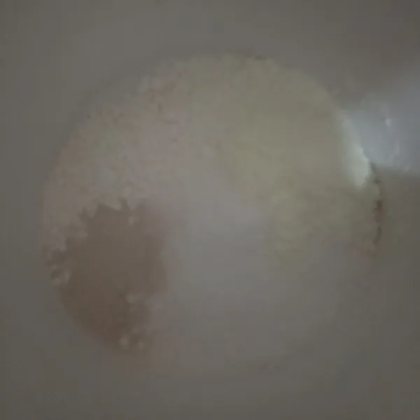 Dalam wadah masukkan tepung terigu, gula pasir, susu bubuk, ragi instan dan vanili bubuk, aduk rata.