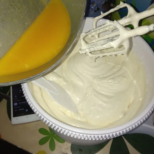 Tuang margarin leleh kedalam adonan, dan aduk hingga rata. Sisihkan.