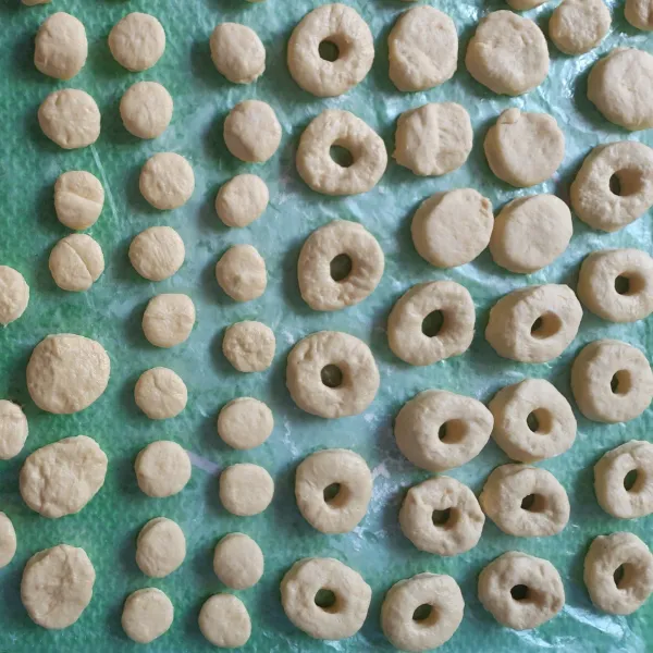 Lubangi sisi tengah adonan menggunakan jari telunjuk, lalu diamkan lagi 10 menit.