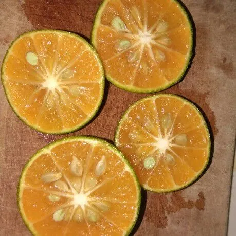 Potong jeruk menjadi 2 bagian.