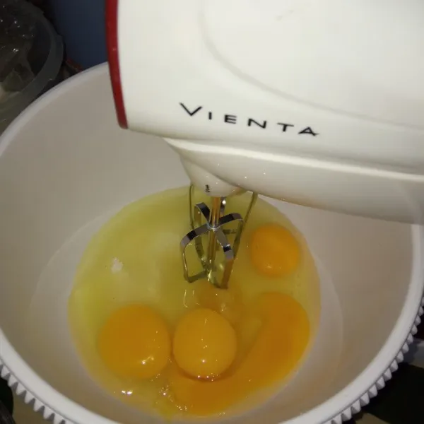Campur telur, gula pasir dan SP. Mixer dengan kecepatan tinggi hingga mengembang berjejak.