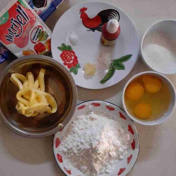 Siapkan bahannya terlebih dahulu. Ayak bahan 1 dan lelehkan butternya.