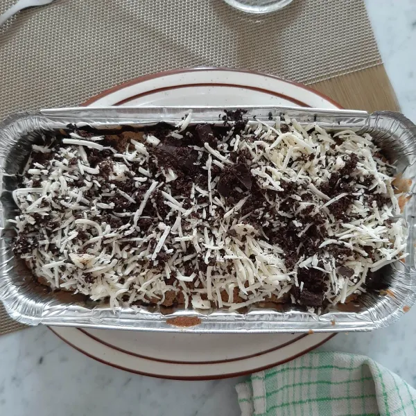 Setelah mulai matang, tambahkan parutan coklat dan keju. Oven kembali dengan suhu lebih rendah, dan waktu lebih cepat.