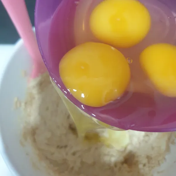 Masukkan telur ayam satu per satu.
