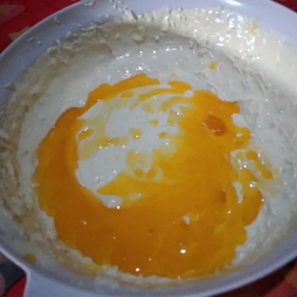 Masukkan margarin cair, aduk rata menggunakan spatula dengan teknik aduk balik. Pastikan tidak ada yang mengendap dibawah