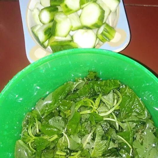 bersihkan sayur dan potong sesuai selera