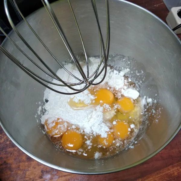 Masukan gula pasir, telur, SP dan pasta vanilla ke dalam bowl. Kemudian masukan tepung terigu dan maizena dengan cara diayak.