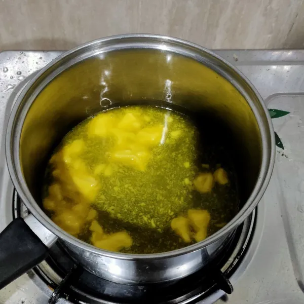 Masukkan dalam panci, air, gula pasir dan margarin, masak hingga mendidih.