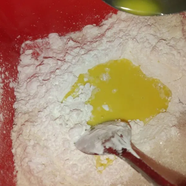 Masukkan bahan A ke campuran tepung, aduk merata.