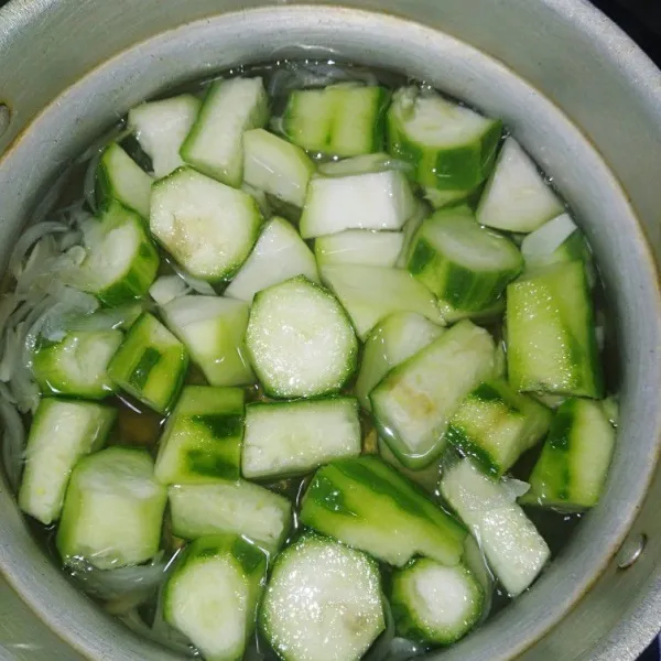 masukkan sayur gambas dan waluh putih.masak hingga empuk.