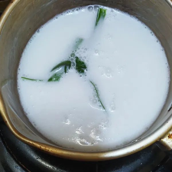 Rebus santan dan garam serta daun pandan sampai mendidih lalu diamkan sampai hangat kuku.