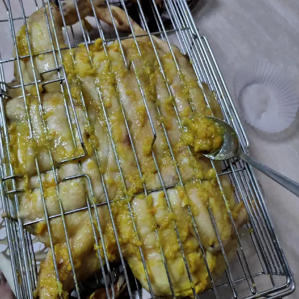 Pastikan semua sisi ayam terbalur bumbu halus. Lalu panggang lagi pada suhu 200°C Selama 60-70menit. Angkat.