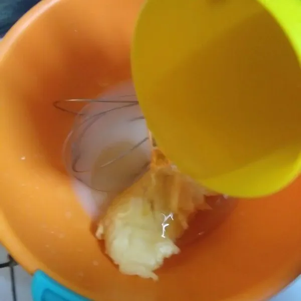 Tambahkan minyak goreng.