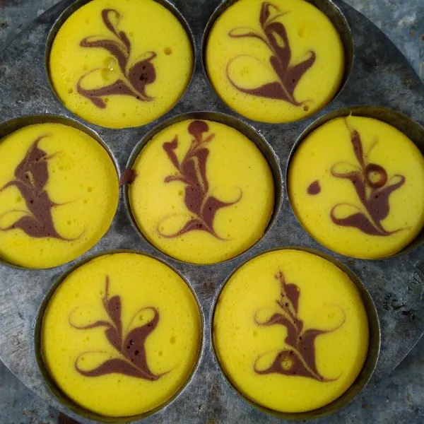 Tutup cetakan, panggang kue dengan api kecil sampai matang (bagian atas set), angkat. Sajikan.