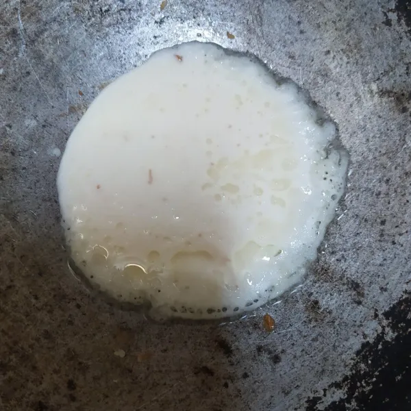 Panaskan cetakan gunakan api kecil (kalo tidak punya gunakan wajan) olesi dengan sedikit minyak lalu tuangkan adonan, tutup sampai setengah matang lalu taburi gula tutup kembali sampai benar benar matang.