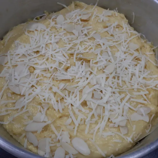 Taburi almond slice dan keju. Panggang selama 30-40 menit disuhu 180 derajat.