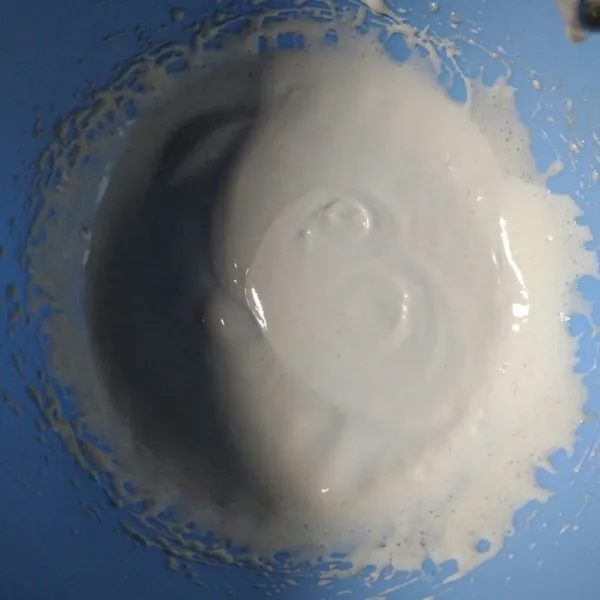 Campur gula pasir, telur, sp dan vanili, kocok/mixer sampai mengembang dan putih.