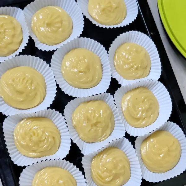 Semprotkan diatas kertas cup.