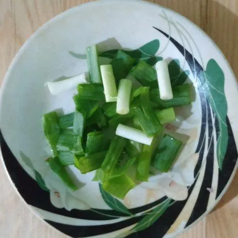 Masukkan daun bawang danjeruk nipis peras. Tunggu beberapa saat hingga matang.