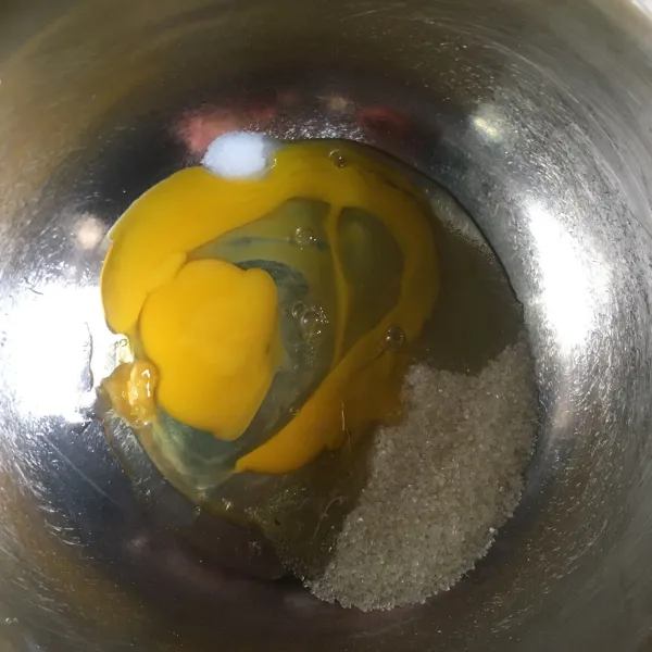 Dalam mangkok besar yang berisi gula, SP dan vanili bubuk, masukkan telur.