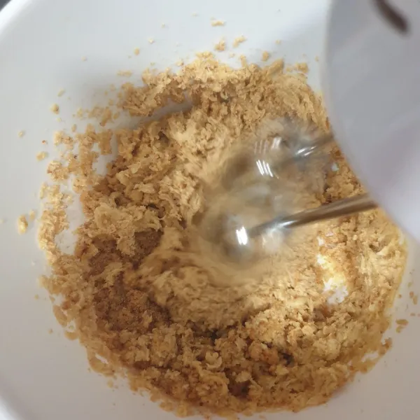 Mixer butter, brown sugar dan vanilla essence sampai putih.