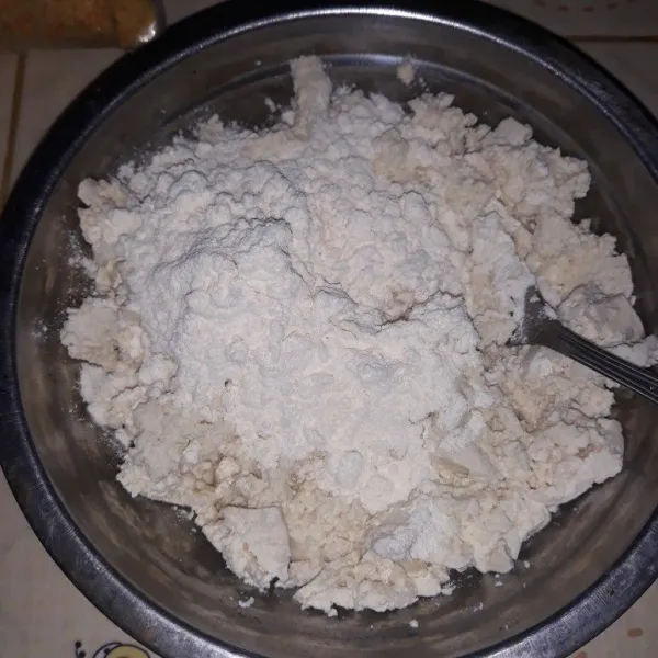 Tambahkan tepung serbaguna secukupnya dan garam secukupnya sesuai selera.