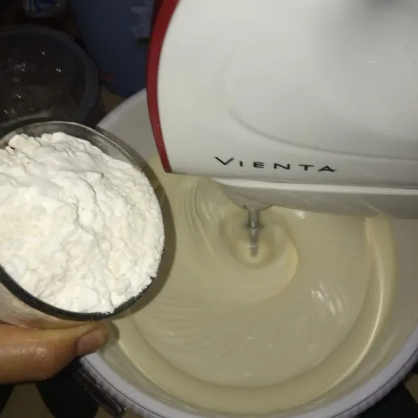 Campur tepung terigu, baking powder, maizena dan tuang perlahan. Mixer dengan kecepatan rendah hingga rata.