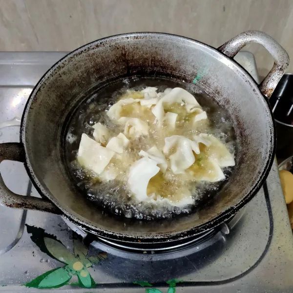 Goreng sioamay hingga agak kering, angkat.