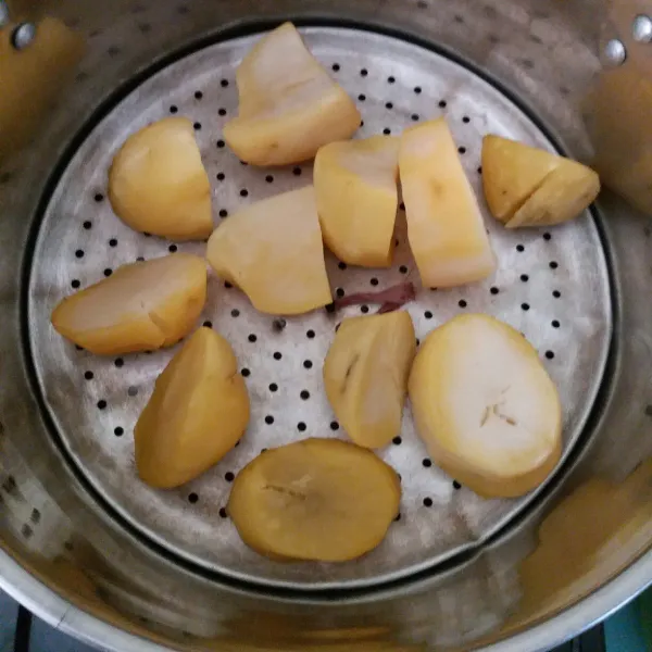 Kukus kentang sampai matang, lalu dinginkan.
