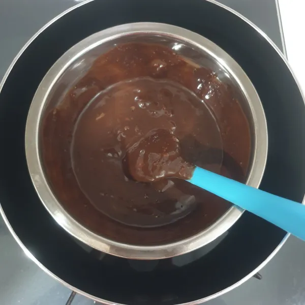 Double boiled dark chocolate compound dengan butter, hingga mencair.