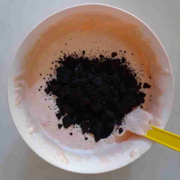 Masukkan patahan biskuit oreonya. Aduk merata.