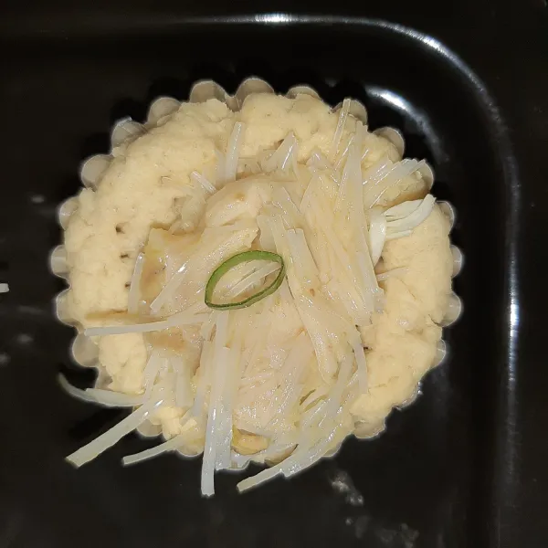 Setelah crust pie tadi agak dingin, letakkan isian soto dan tambahkan bawang daun diatasnya.