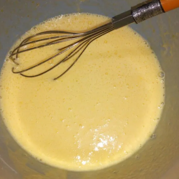 Kocok telur dan gula halus menggunakan whisk sampai gula larut.