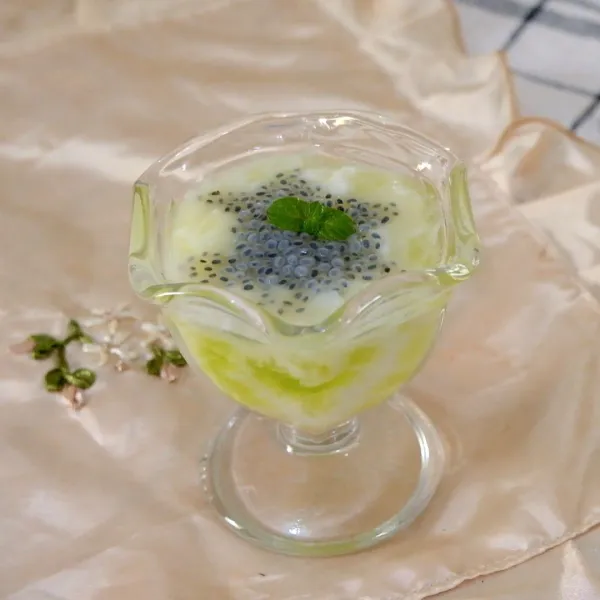Masukkan Es, Kopyor, Sirup, Susu Kental Manis dan Selasih ke dalam gelas. Tambahkan daun mint (optional) untuk mempercantik dan menambah kesegaran. Es Kopyor Sirup siap dinikmati.