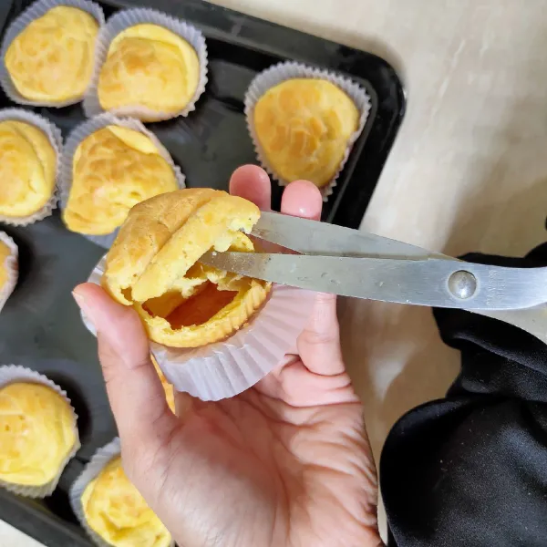 Ambil satu kulit sus, gunting bagian tepi tidak sampai putus.