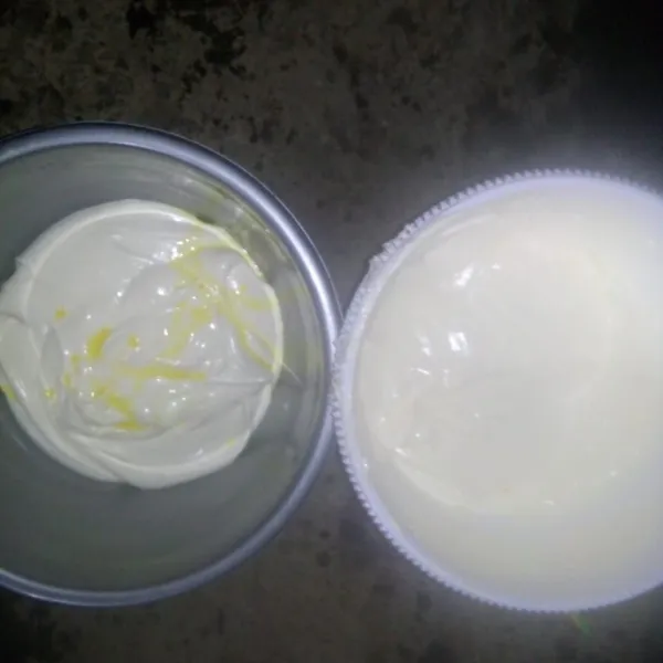 Bagi 2 adonan, yang satu tambahkan susu kental manis dan satunya biarkan berwarna putih.