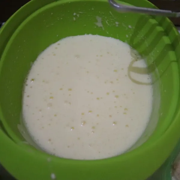 Kocok telur hingga putih berbusa, masukan terigu diseling dengan susu cair sampai tercampur rata masukan bahan biang.