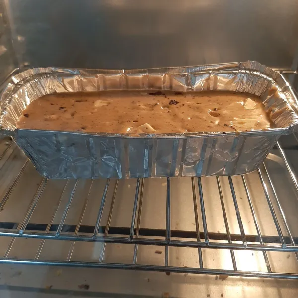 Panggang cake dalam oven suhu 200 selama kuramg lebih 20 menit, dengan api atas bawah (sesuaikan oven masing masing), tes kematangan dengan menusukan garpu atau tusuk gigi ke dalam adonan. Jika sudah matang diamkan beberapa menit agar proses pematangan hingga ke dalam lebih sempurna.