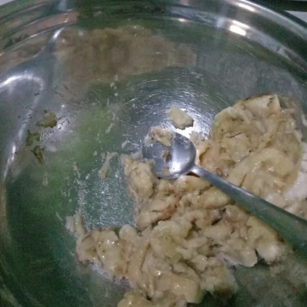 Haluskan pisang kemudian tambahkan tepung dan telur.