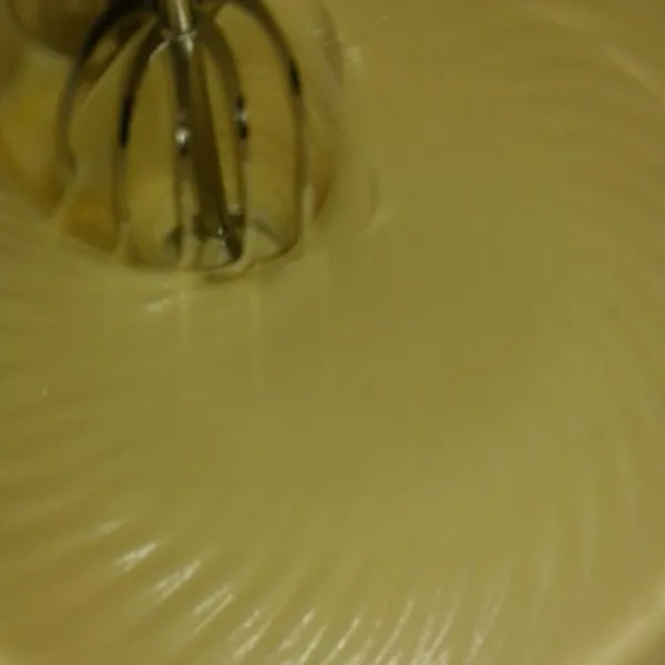 Mixer dengan kecepatan tinggi telur dan vanilli bubuk, sampai kental berjejak.