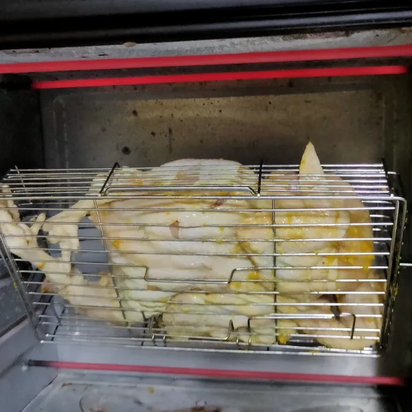 Panggang ayam pada suhu 150°C selama 30 menit.