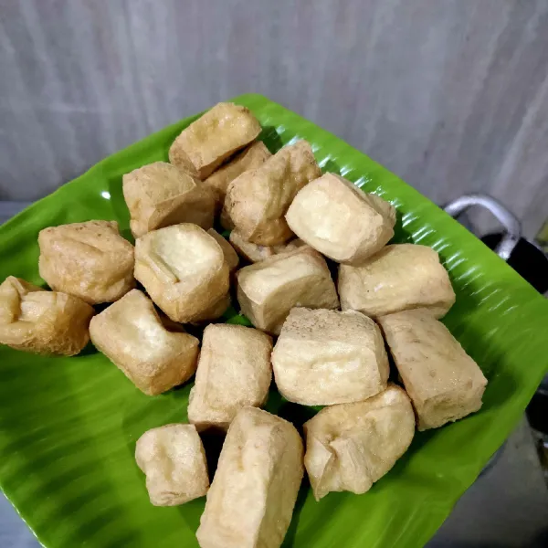 Goreng tahu putih hingga matang berkulit, angkat.