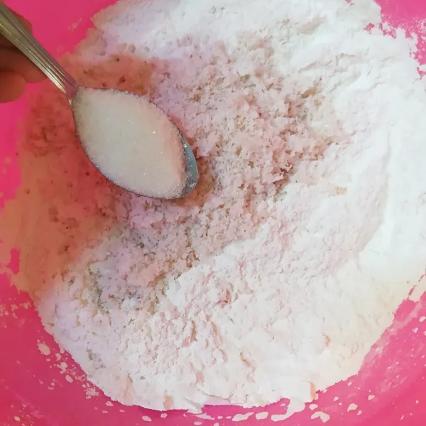 campurkan tepung beras, tepung ketan, kelapa parut dan gula dalam satu baskom aduk rata.