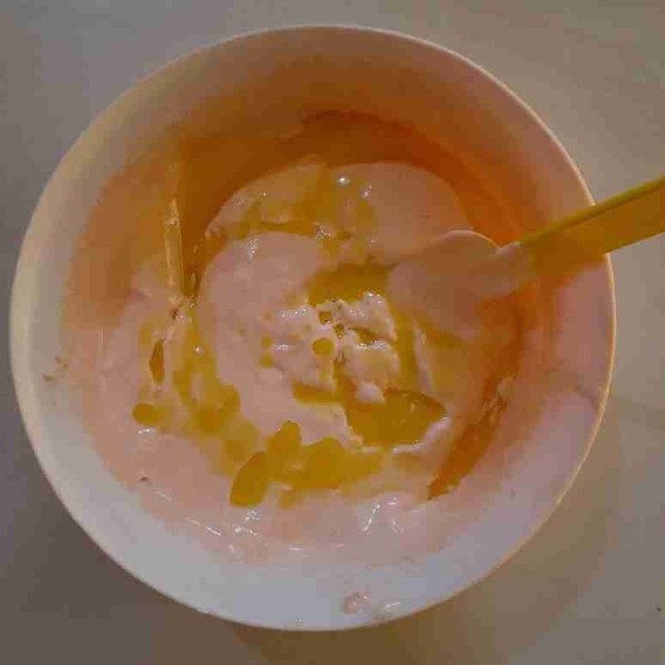 Masukkan margarin lelehnya, aduk balik merata dengan spatula.