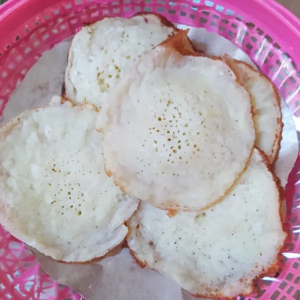 Angkat dan sajikan, bisa ditambah kuah kinca sebagai pelengkap.