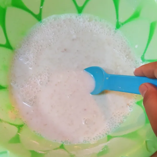 Tuangkan santan aduk rata lalu tambahkan telur, aduk sampai semua tercampur rata, lalu saring, diamkan adonan selama 1 jam.