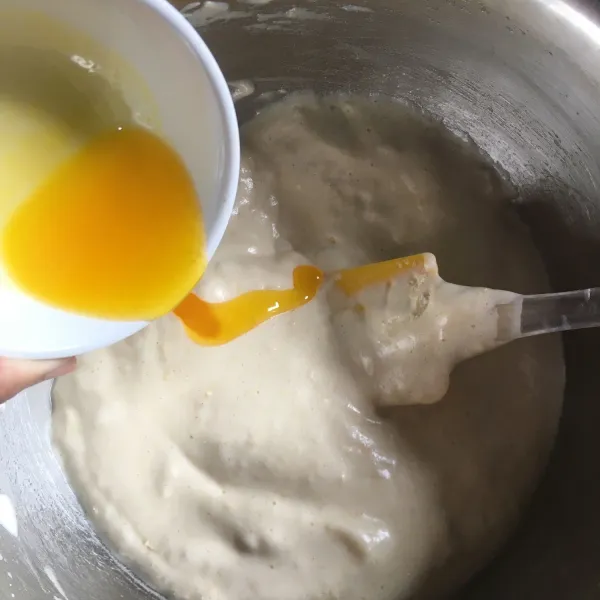 Lalu tuang margarin cair. aduk balik perlahan hingga rata.