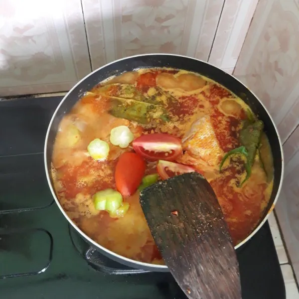 Jika ikan sudah setengah matang masukan asam, irisan tomat, dan belimbing wuluh. Lalu tunggu hingga matang dan jangan lupa cek rasa.