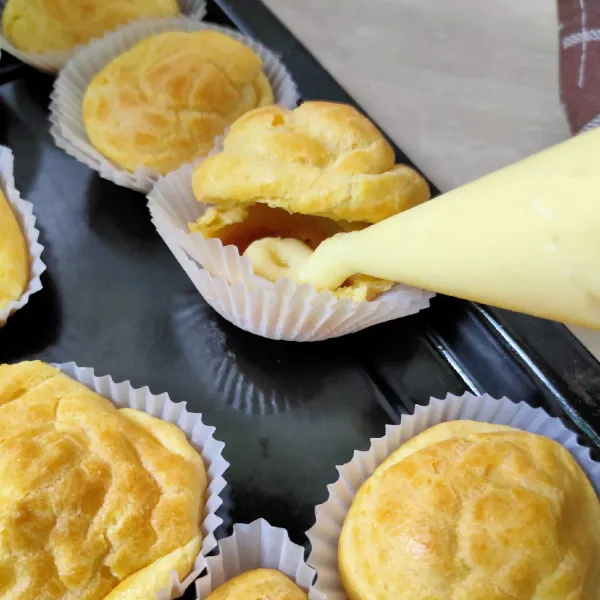 Tambahkan vla vanilla. Siap disajikan.