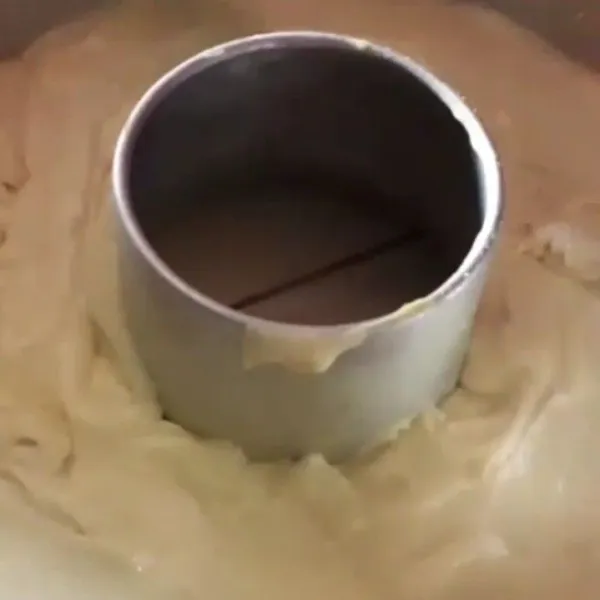 Letakkan adonan tanpa cokelat di dalam baking dan ratakan.